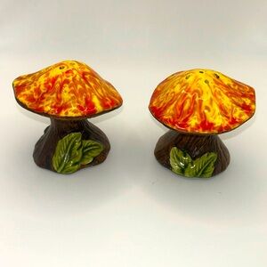 Vtg Treasure Craft Mushroom Salt And Pepper Shakers